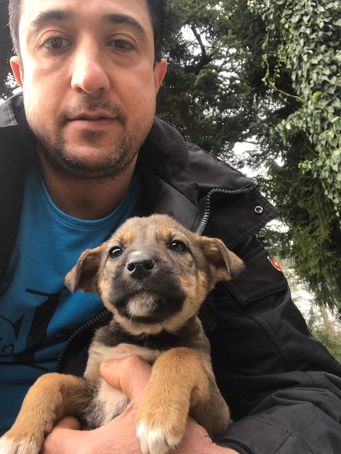 SOUL TO HELP ANIMALS e. V. - Tierschutzverein - Mann hält einen Welpen