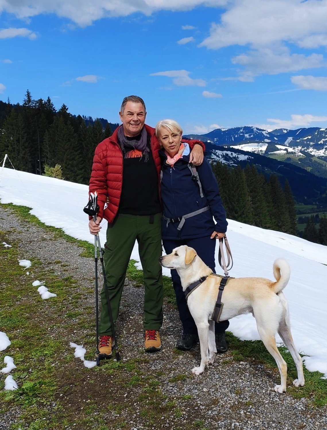 SOUL TO HELP ANIMALS e. V. - Tierschutzverein - Hund auf Wanderung mit Paar